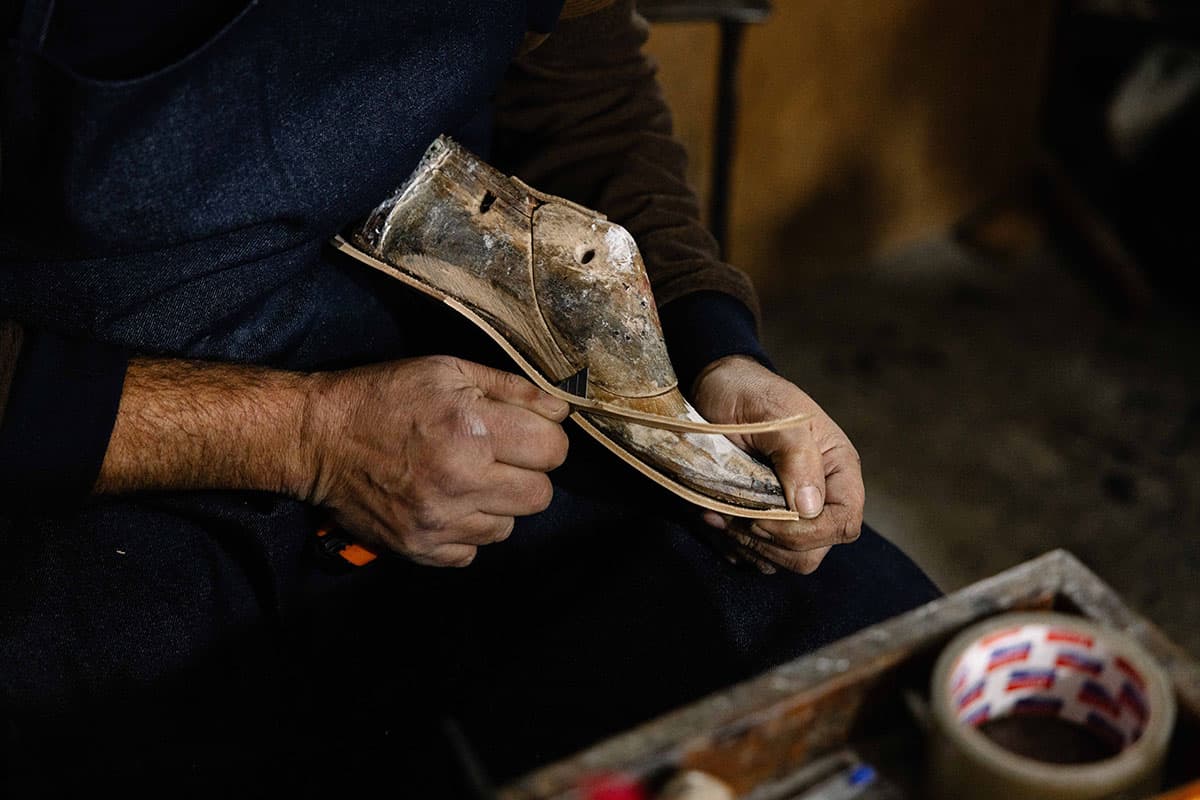 Ambachtelijke schoenmaker Michalis maakt traditioneel Kretense stivania-laarzen